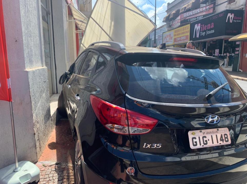 Foto 7 de 8 — Carros batem em cruzamento da Rua 2 e complicam trânsito no Centro